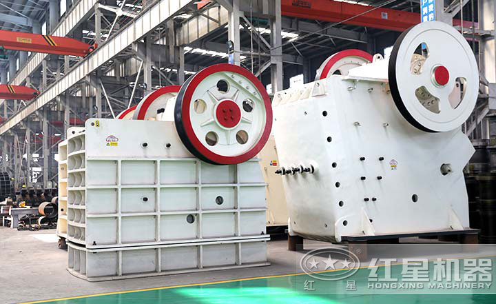 顎式破碎機實拍圖，型號多樣，價格在10-80萬之間